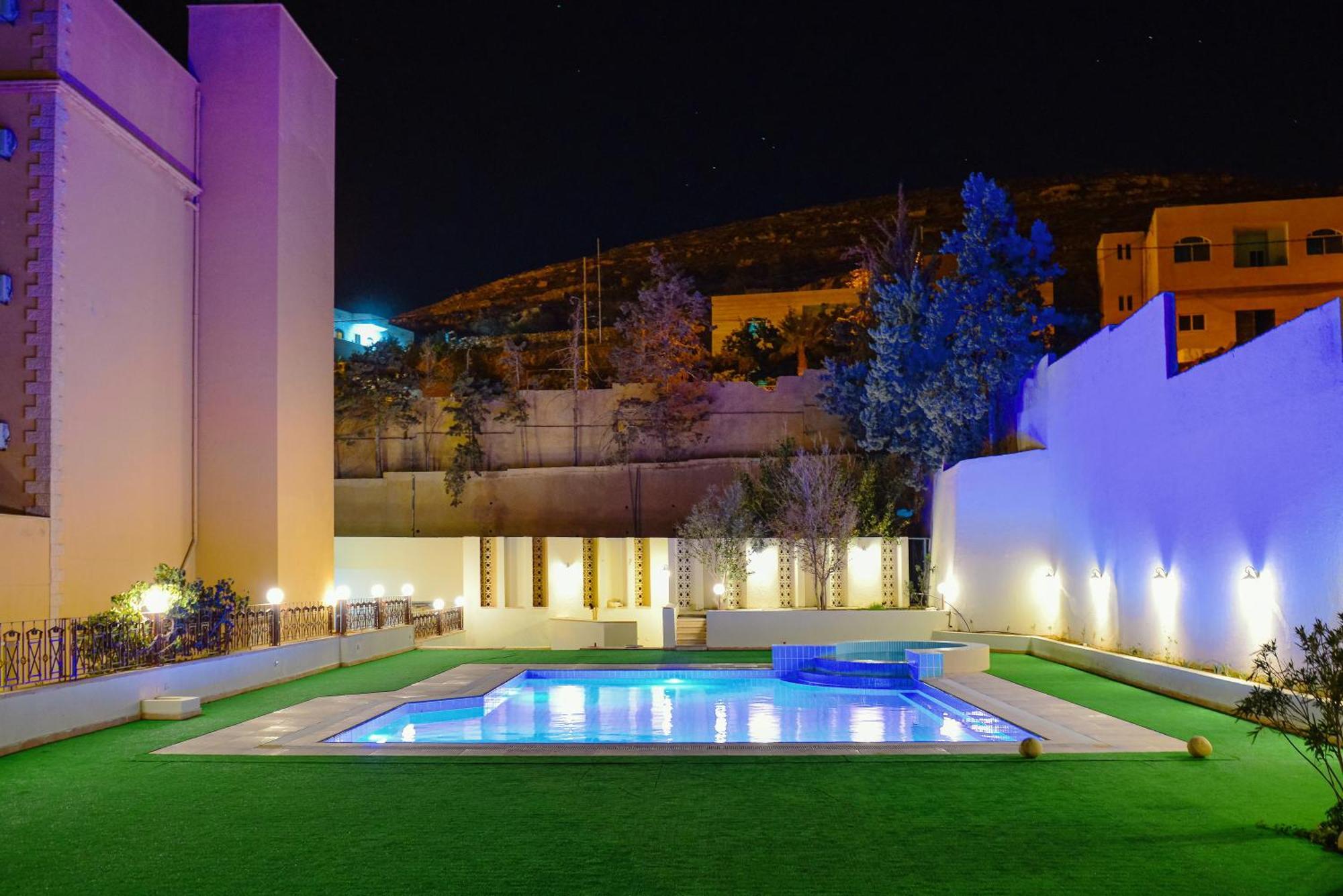 Petra Castle Hotel Wadi Musa Esterno foto